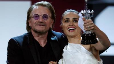 U2's Bono presents Penélope Cruz's Donostia Prize for lifetime achievement