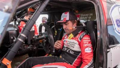 Spain's Dakar 'dream team': Fernando Alonso and Carlos Sainz 'dad' make history