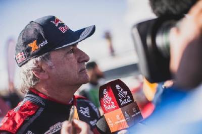 Spain's Dakar 'dream team': Fernando Alonso and Carlos Sainz 'dad' make history