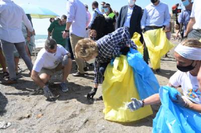 Royalty against plastic pollution: Queen Sofía helps clear up Málaga beach 