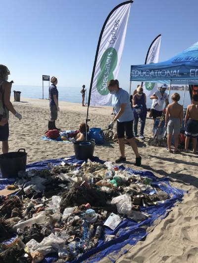 Volunteers clean up Fuengirola beach