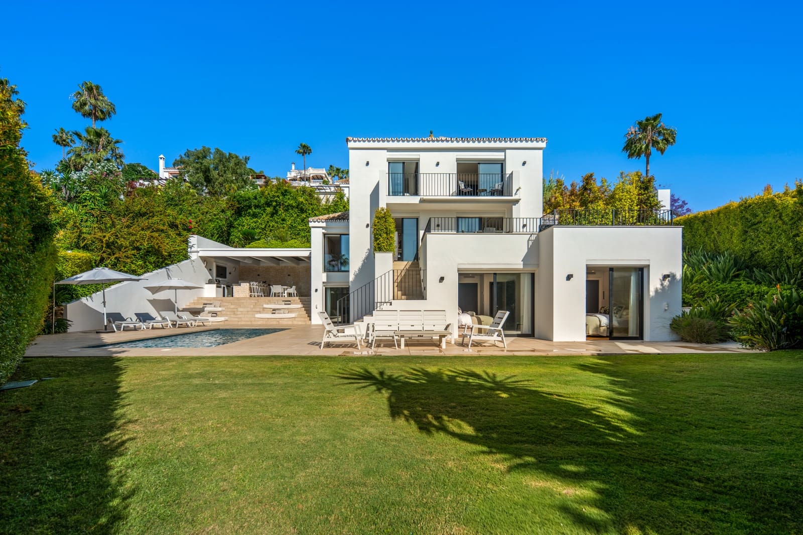 5 bedroom Villa for sale in Marbella with pool garage - € 3,800,000 (Ref: 10005258)