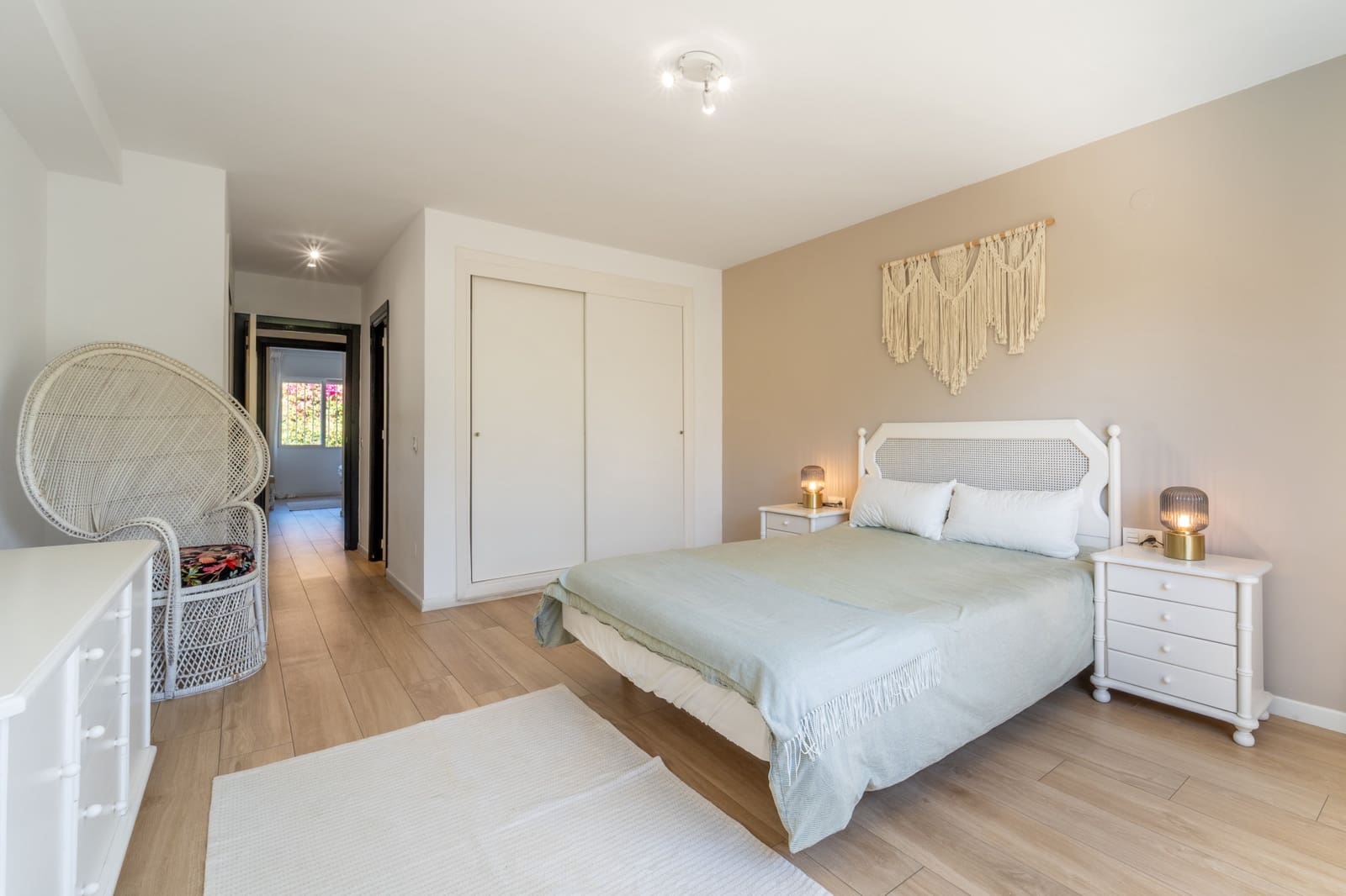 3 quarto Apartamento para arrendar em Marbella com piscina garagem - 3 500 € (Ref: 10012615)