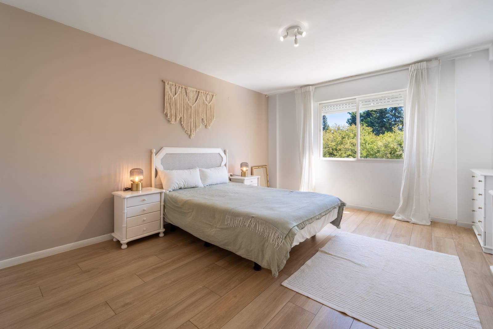 3 quarto Apartamento para arrendar em Marbella com piscina garagem - 3 500 € (Ref: 10012615)