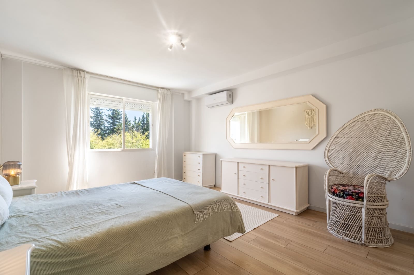 3 quarto Apartamento para arrendar em Marbella com piscina garagem - 3 500 € (Ref: 10012615)