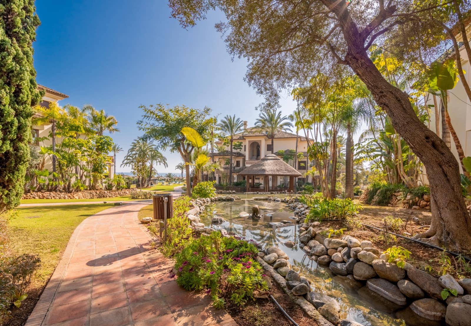 2 bedroom Apartment for sale in Marbella with pool garage - € 2,250,000 (Ref: 10012997)