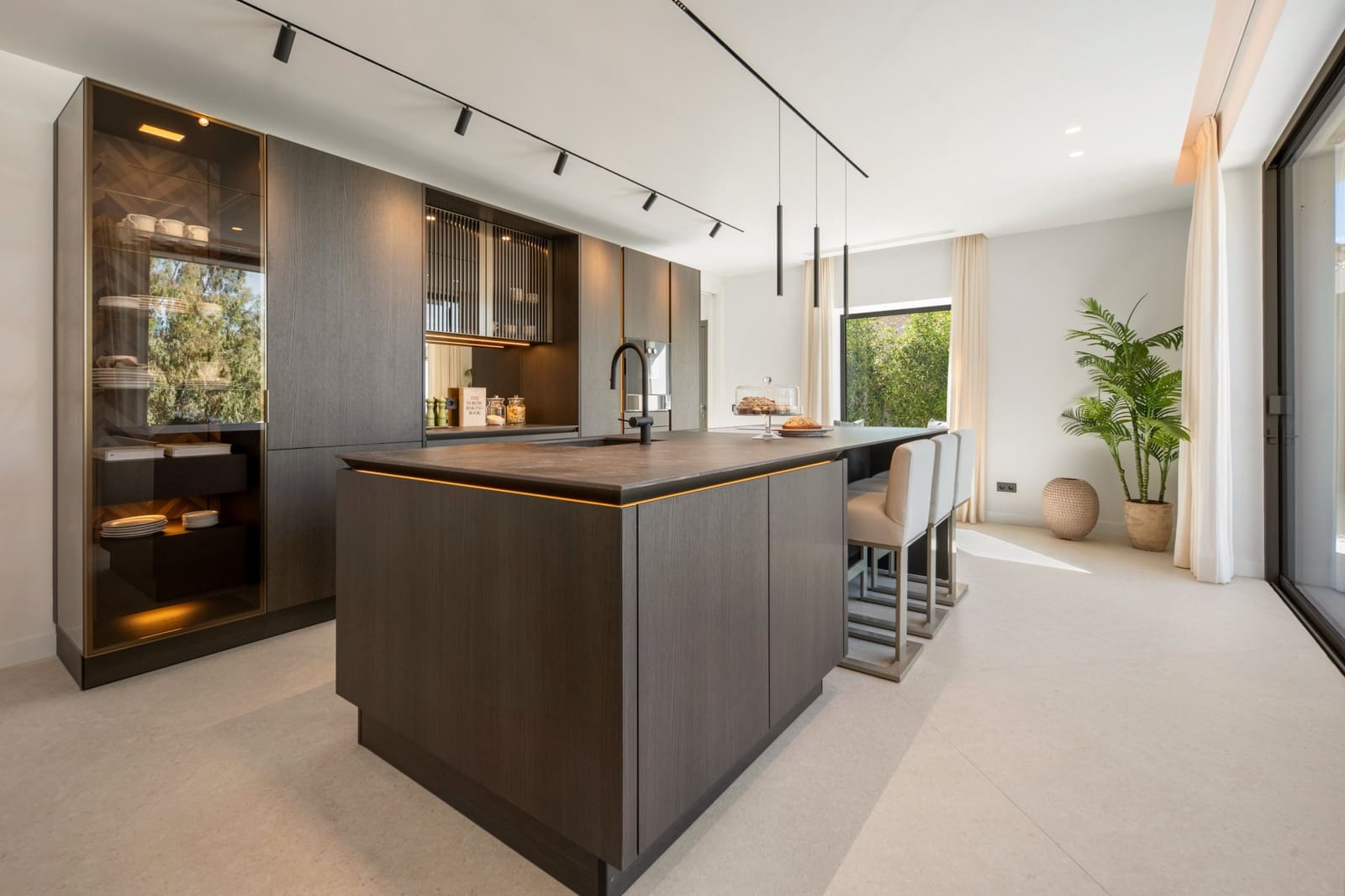 6 bedroom Villa for sale in Benahavis with pool garage - € 7,470,000 (Ref: 10015213)