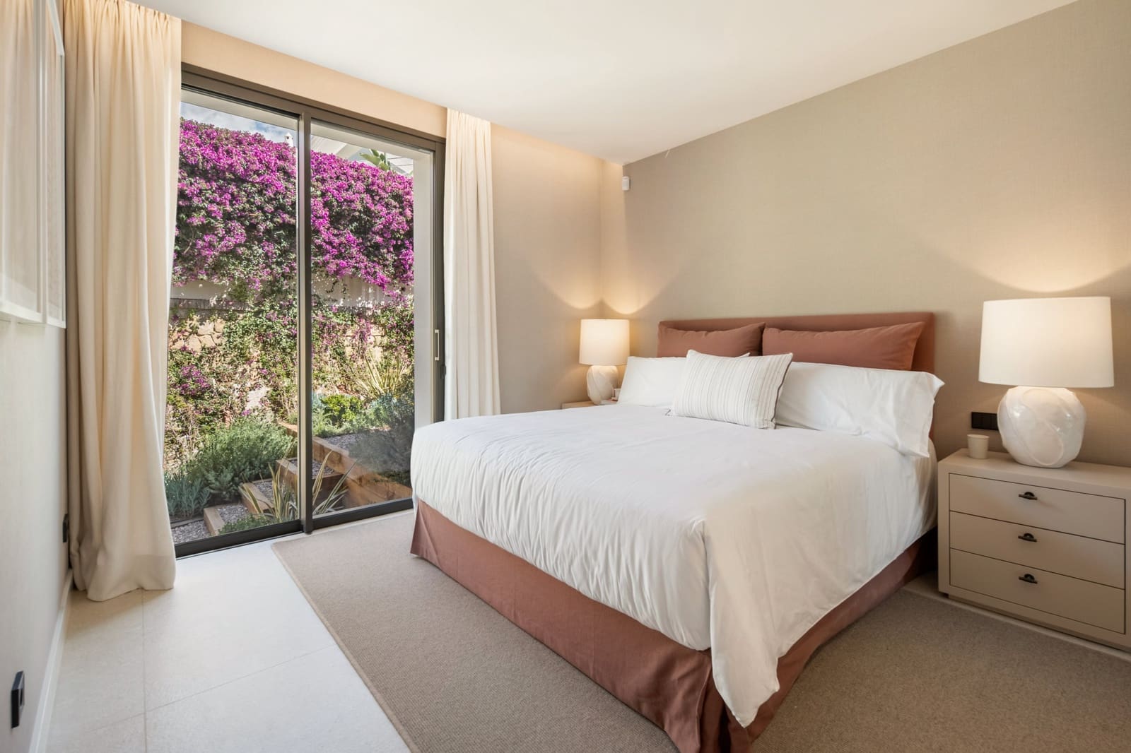 6 bedroom Villa for sale in Benahavis with pool garage - € 7,470,000 (Ref: 10015213)