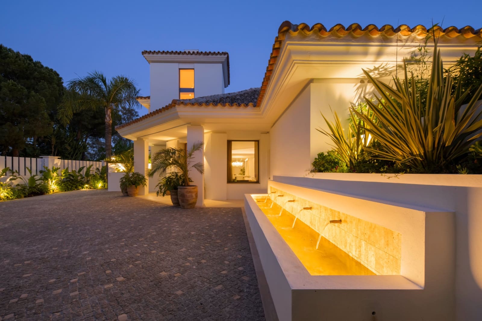 6 bedroom Villa for sale in Benahavis with pool garage - € 7,470,000 (Ref: 10015213)