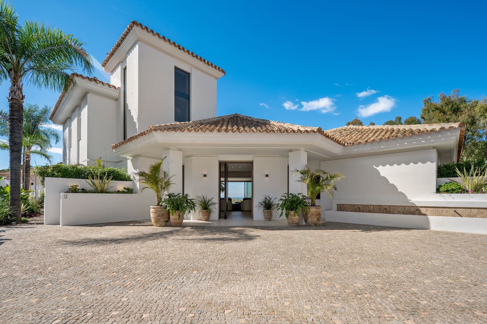 6 bedroom Villa for sale in Benahavis with pool garage - € 7,470,000 (Ref: 10015213)