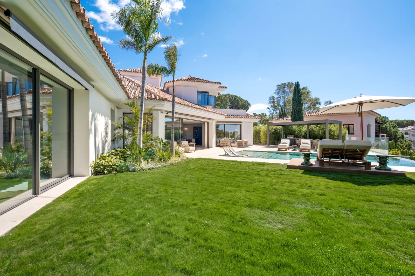 6 bedroom Villa for sale in Benahavis with pool garage - € 7,470,000 (Ref: 10015213)