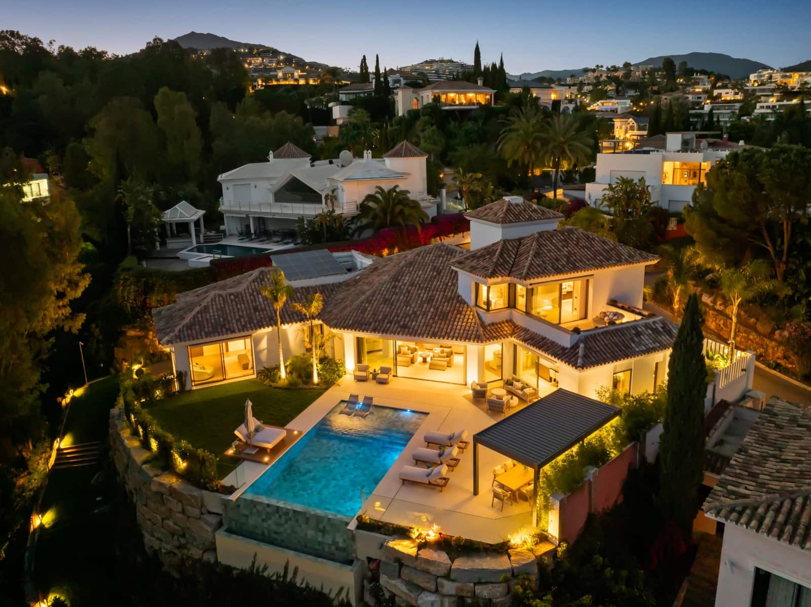 6 bedroom Villa for sale in Benahavis with pool garage - € 7,470,000 (Ref: 10015213)