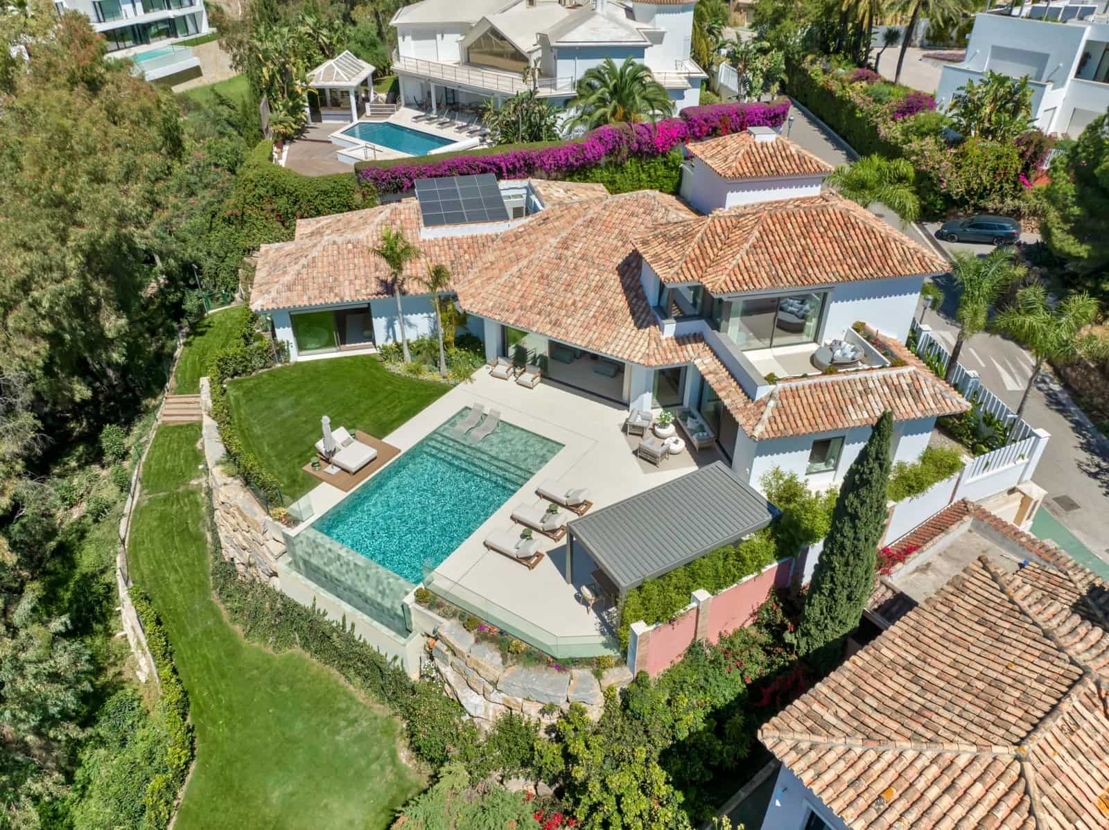 6 bedroom Villa for sale in Benahavis with pool garage - € 7,470,000 (Ref: 10015213)