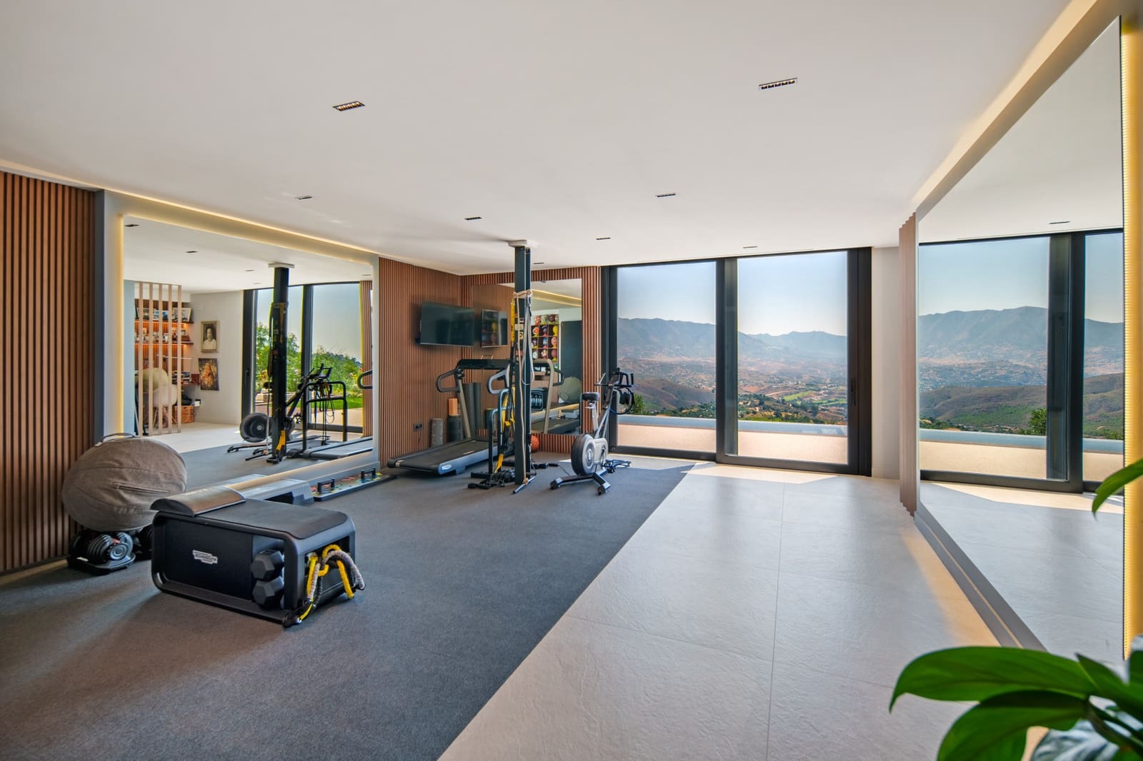 6 bedroom Villa for sale in Marbella with pool garage - € 3,550,000 (Ref: 10015214)