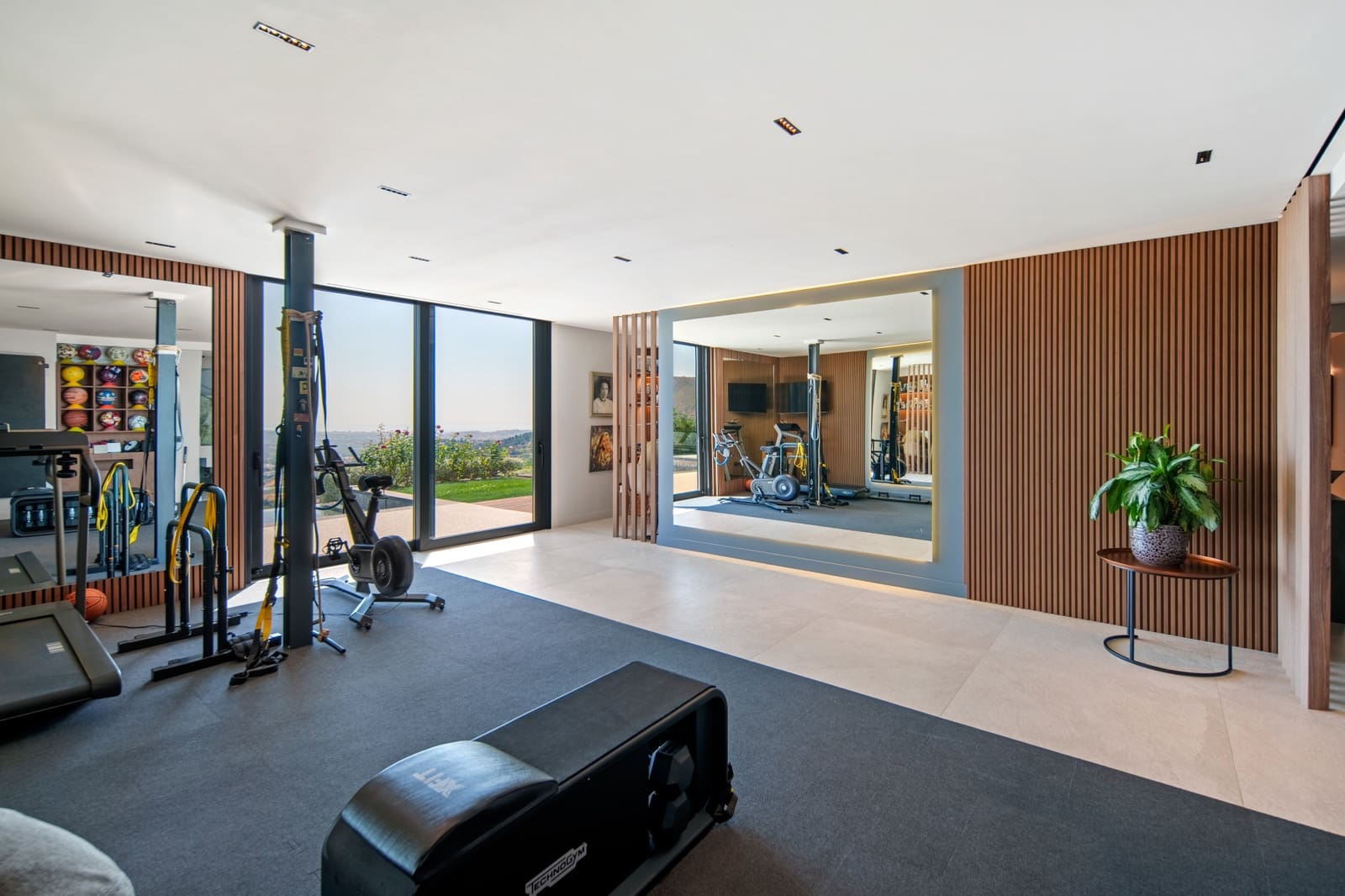 6 bedroom Villa for sale in Marbella with pool garage - € 3,550,000 (Ref: 10015214)