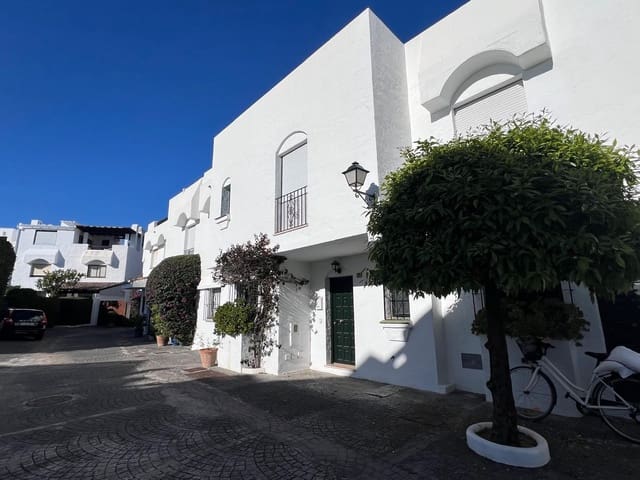 4 bedroom Townhouse for rent in San Pedro de Alcantara, Marbella with pool garage - € 3,800 (Ref: 10021705)