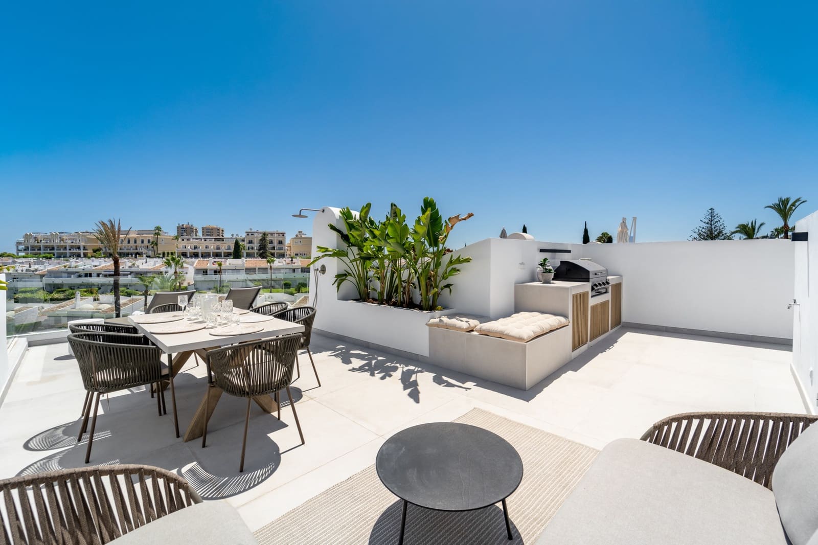 2 bedroom Penthouse for sale in Marbella with pool garage - € 945,000 (Ref: 10025634)