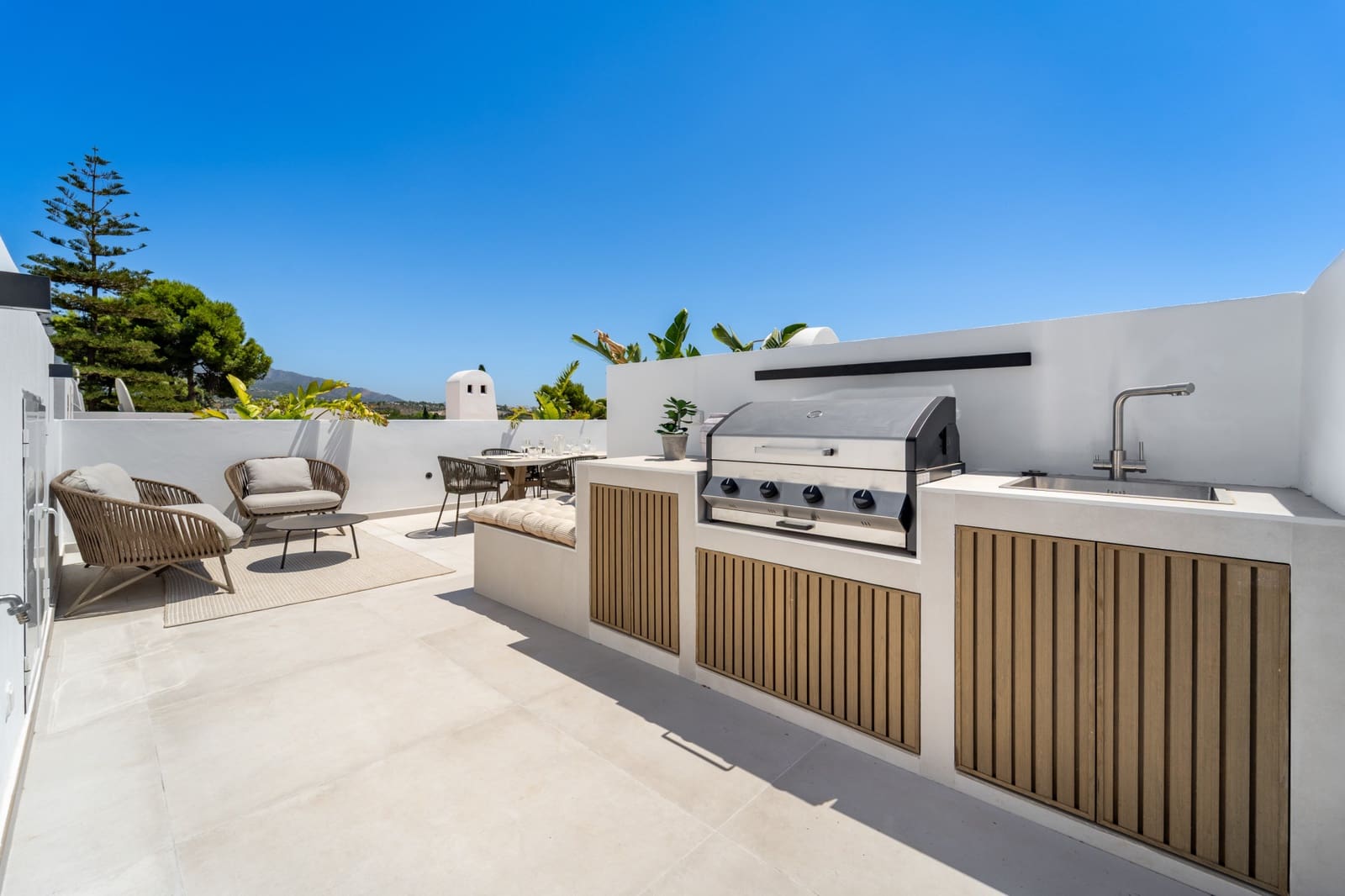 2 bedroom Penthouse for sale in Marbella with pool garage - € 945,000 (Ref: 10025634)