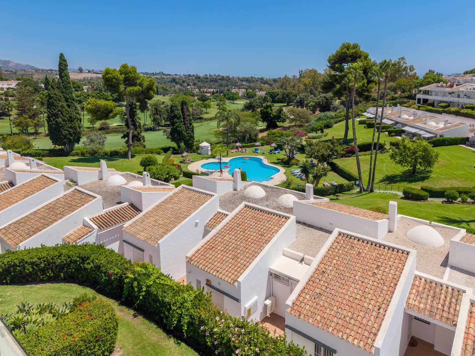 2 bedroom Penthouse for sale in Marbella with pool garage - € 945,000 (Ref: 10025634)