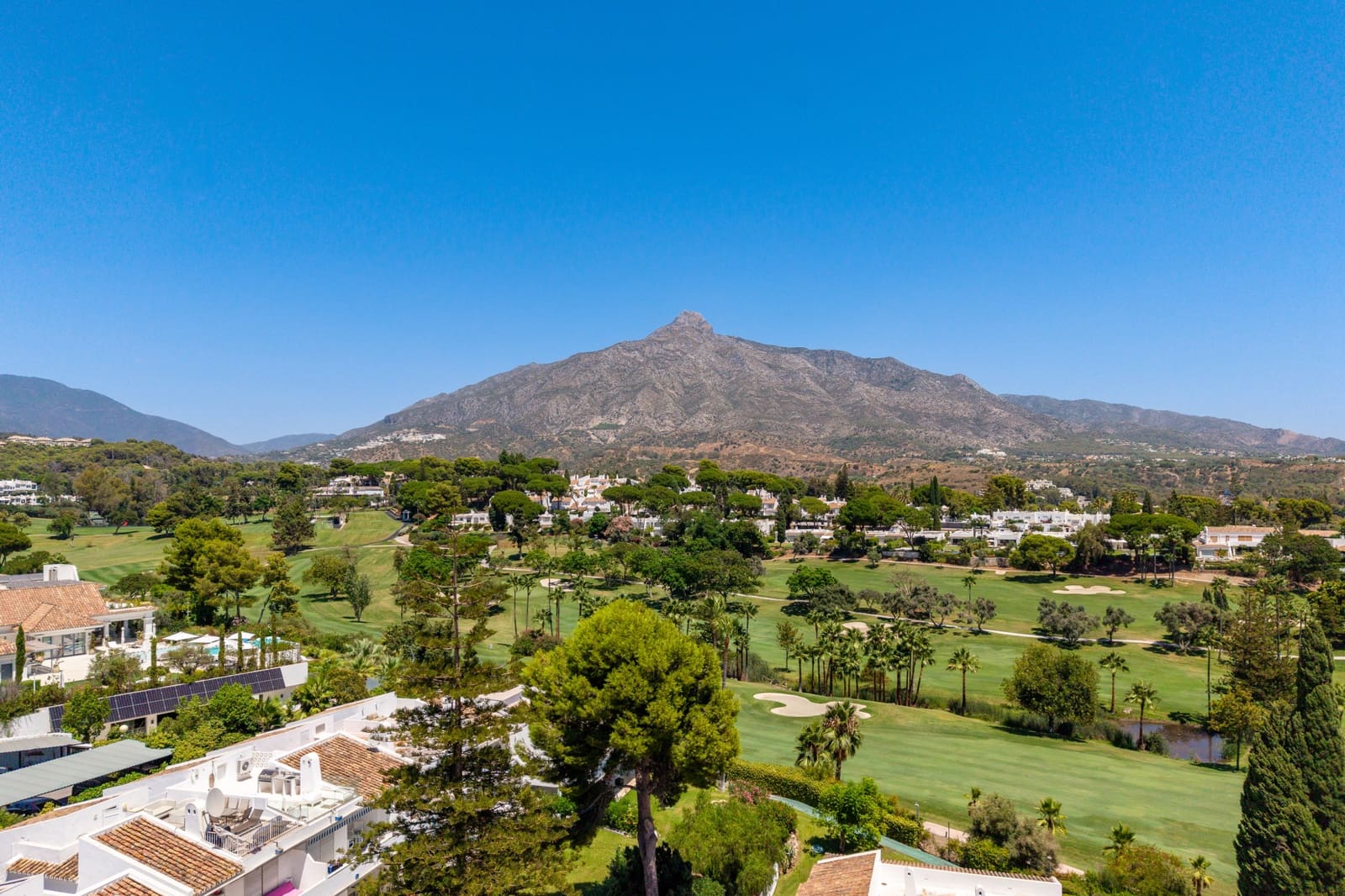 2 bedroom Penthouse for sale in Marbella with pool garage - € 945,000 (Ref: 10025634)