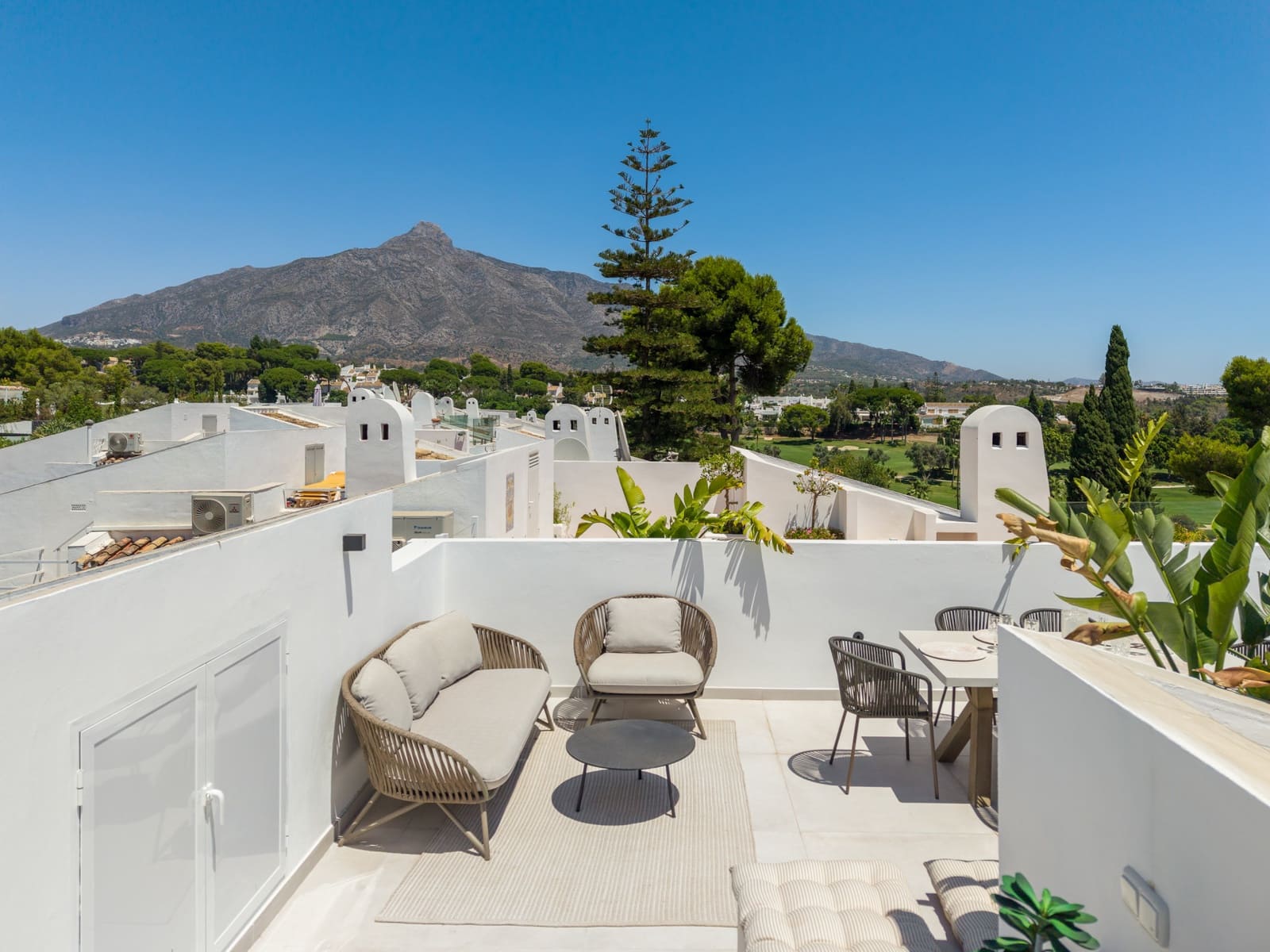 2 bedroom Penthouse for sale in Marbella with pool garage - € 945,000 (Ref: 10025634)