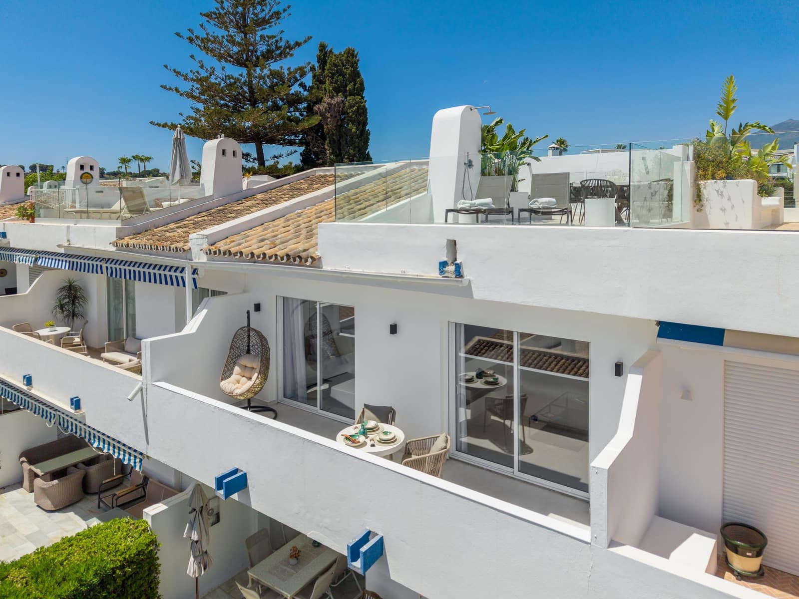 2 bedroom Penthouse for sale in Marbella with pool garage - € 945,000 (Ref: 10025634)