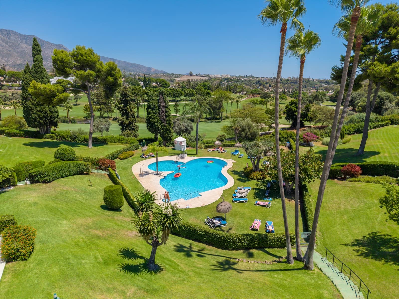 2 bedroom Penthouse for sale in Marbella with pool garage - € 945,000 (Ref: 10025634)