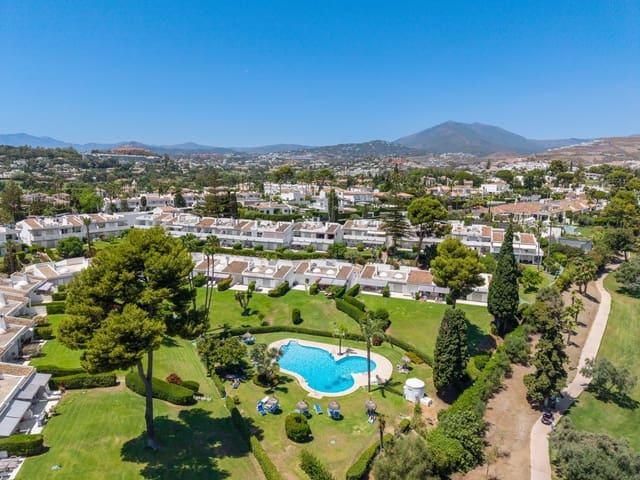 2 bedroom Penthouse for sale in Marbella with pool garage - € 945,000 (Ref: 10025634)