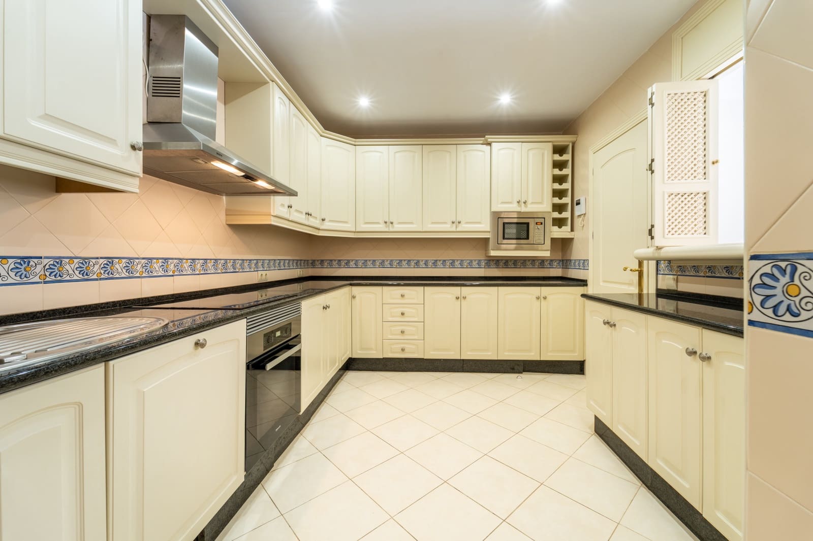 3 soverom Leilighet til leie i Marbella med svømmebasseng garasje - € 2 500 (Ref: 10034304)