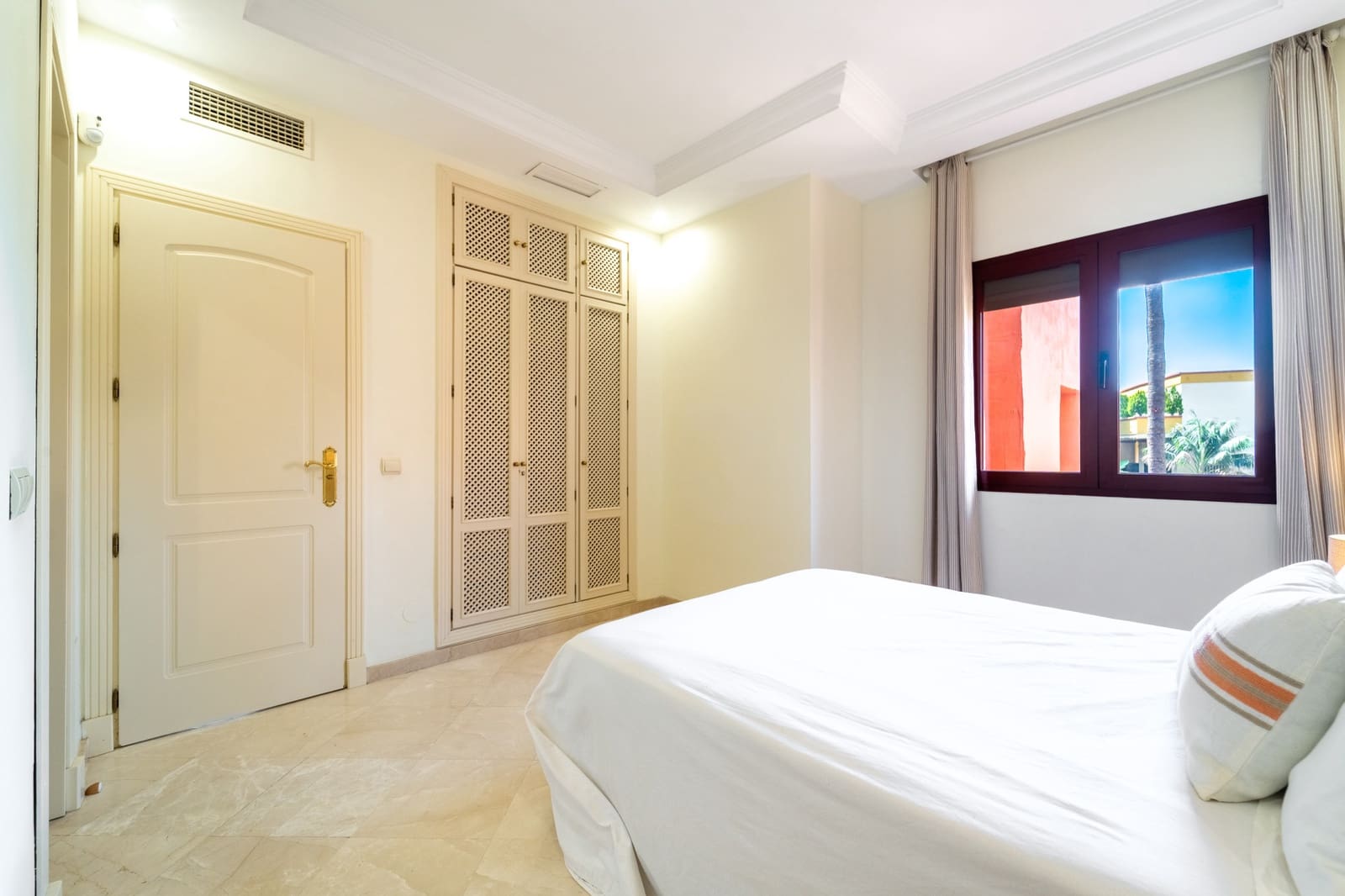 3 soverom Leilighet til leie i Marbella med svømmebasseng garasje - € 2 500 (Ref: 10034304)