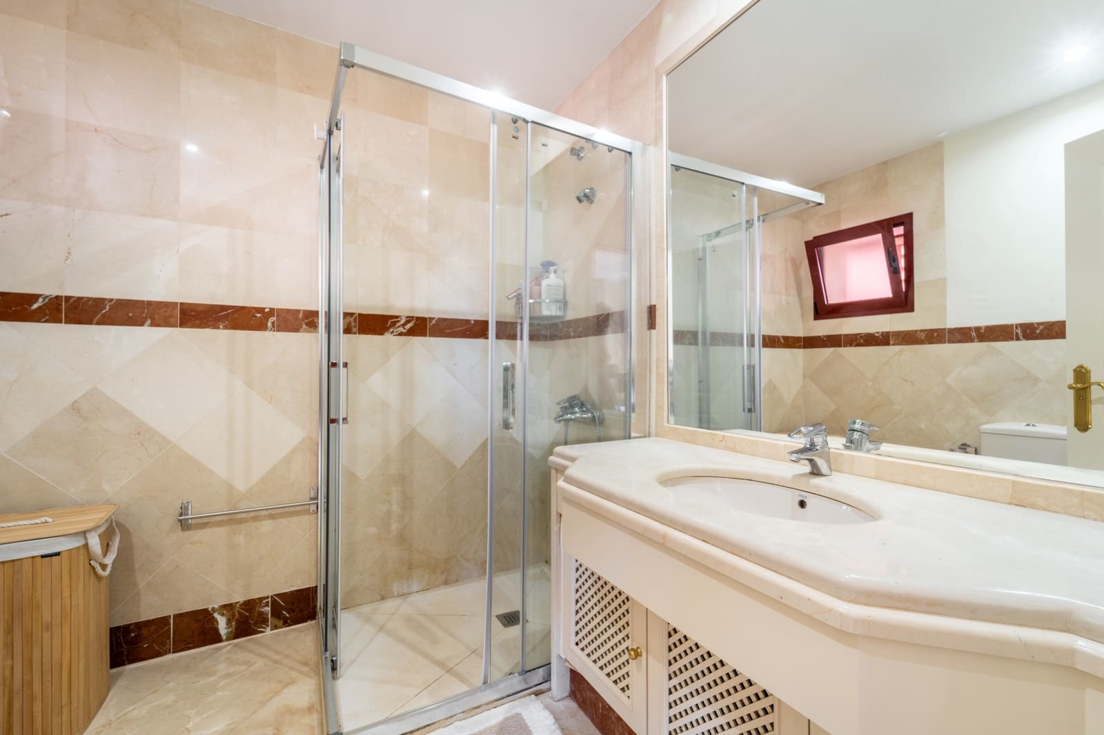 3 soverom Leilighet til leie i Marbella med svømmebasseng garasje - € 2 500 (Ref: 10034304)
