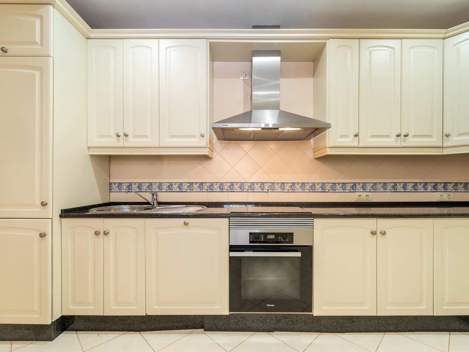 3 soverom Leilighet til leie i Marbella med svømmebasseng garasje - € 2 500 (Ref: 10034304)