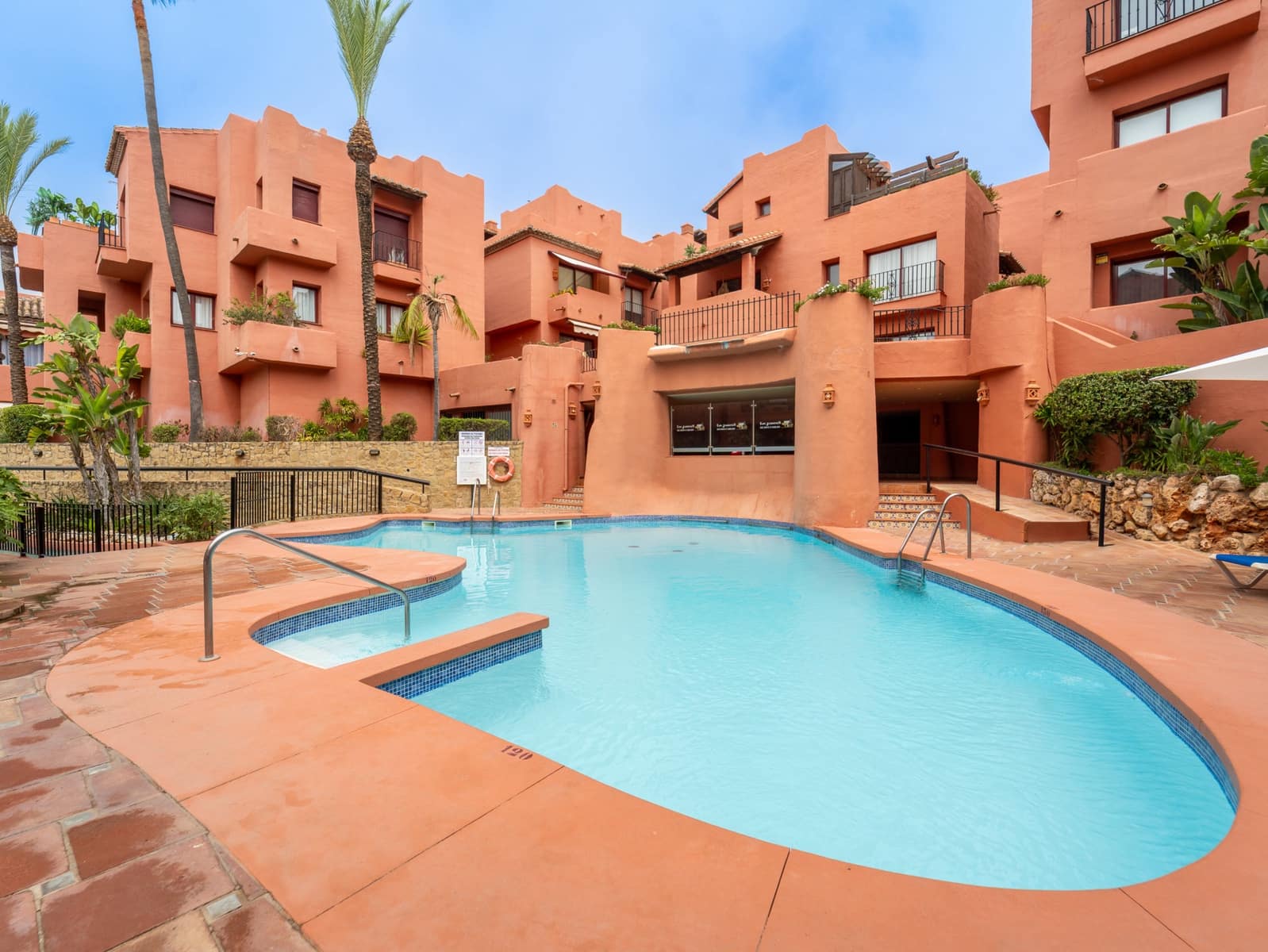 3 soverom Leilighet til leie i Marbella med svømmebasseng garasje - € 2 500 (Ref: 10034304)