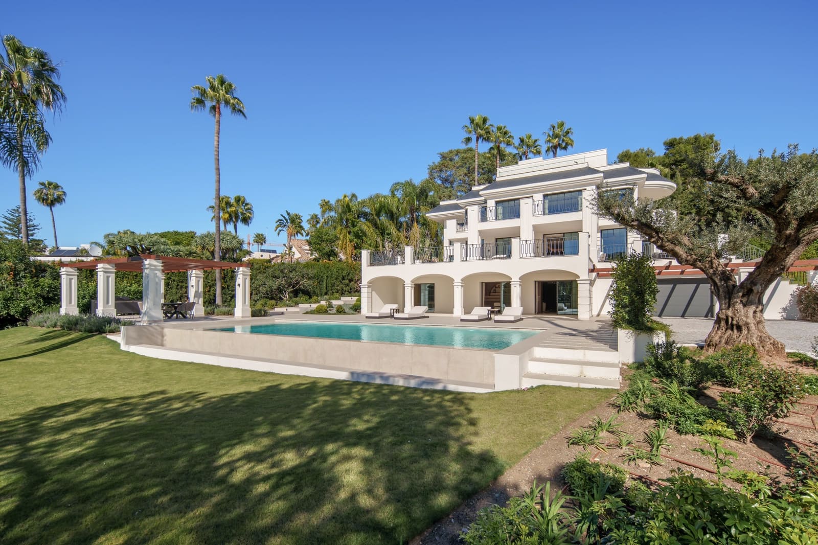 6 bedroom Villa for sale in Nueva Andalucia with pool garage - € 10,500,000 (Ref: 10035062)