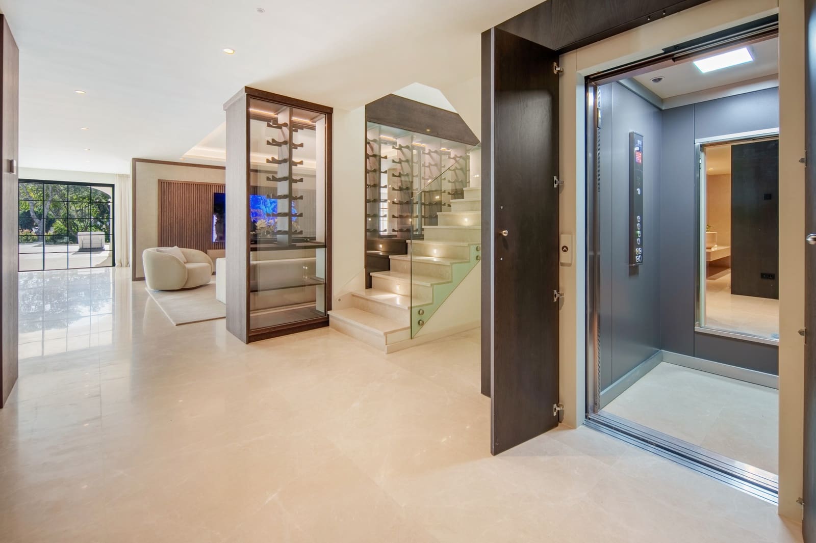 6 bedroom Villa for sale in Nueva Andalucia with pool garage - € 10,500,000 (Ref: 10035062)