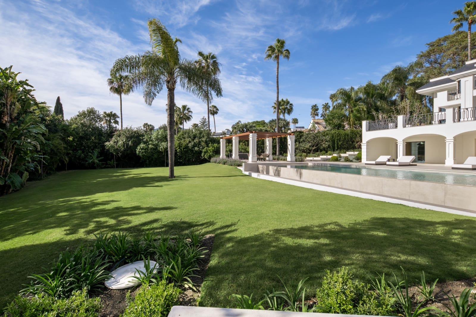 6 bedroom Villa for sale in Nueva Andalucia with pool garage - € 10,500,000 (Ref: 10035062)