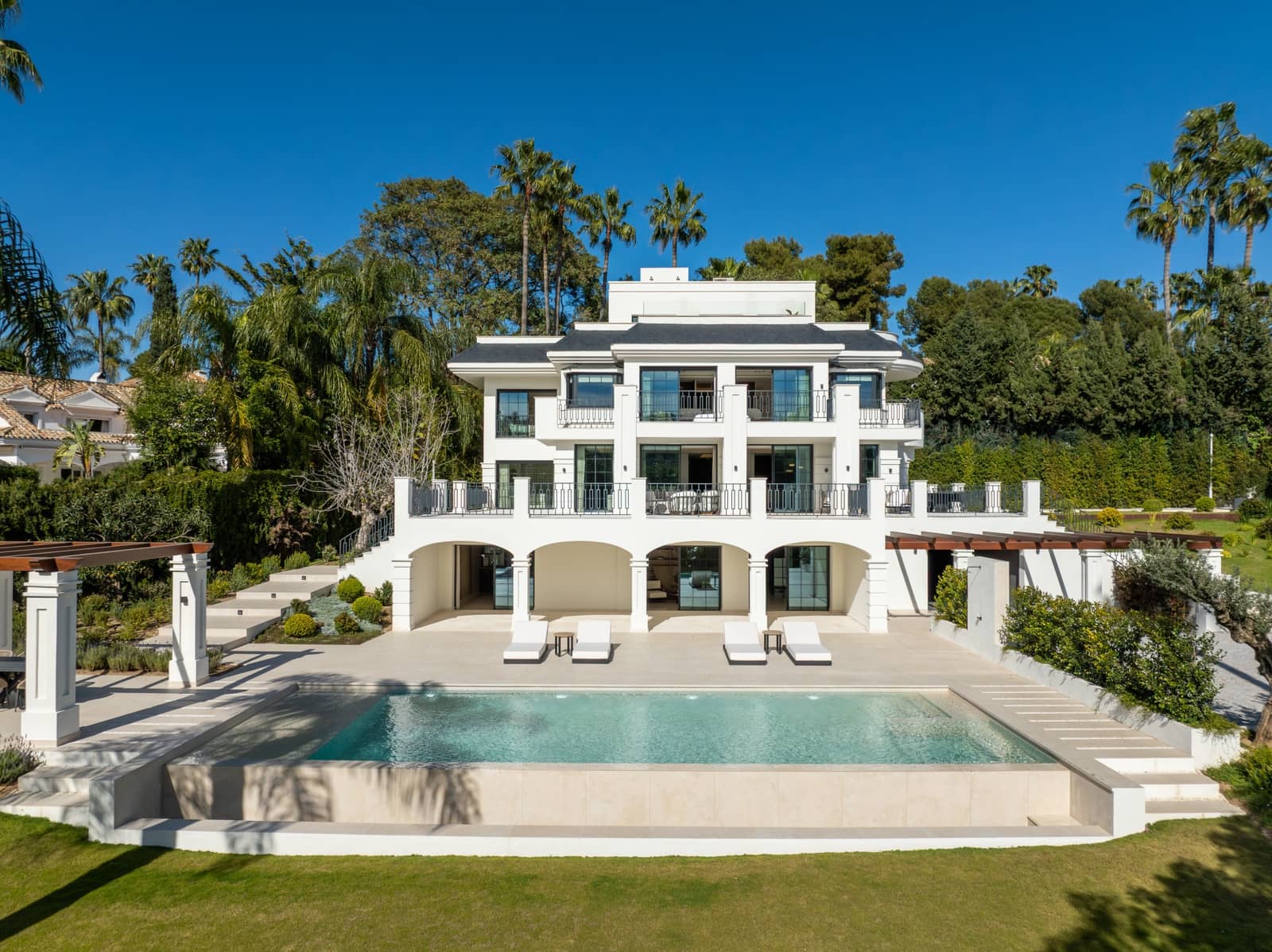 6 bedroom Villa for sale in Nueva Andalucia with pool garage - € 10,500,000 (Ref: 10035062)