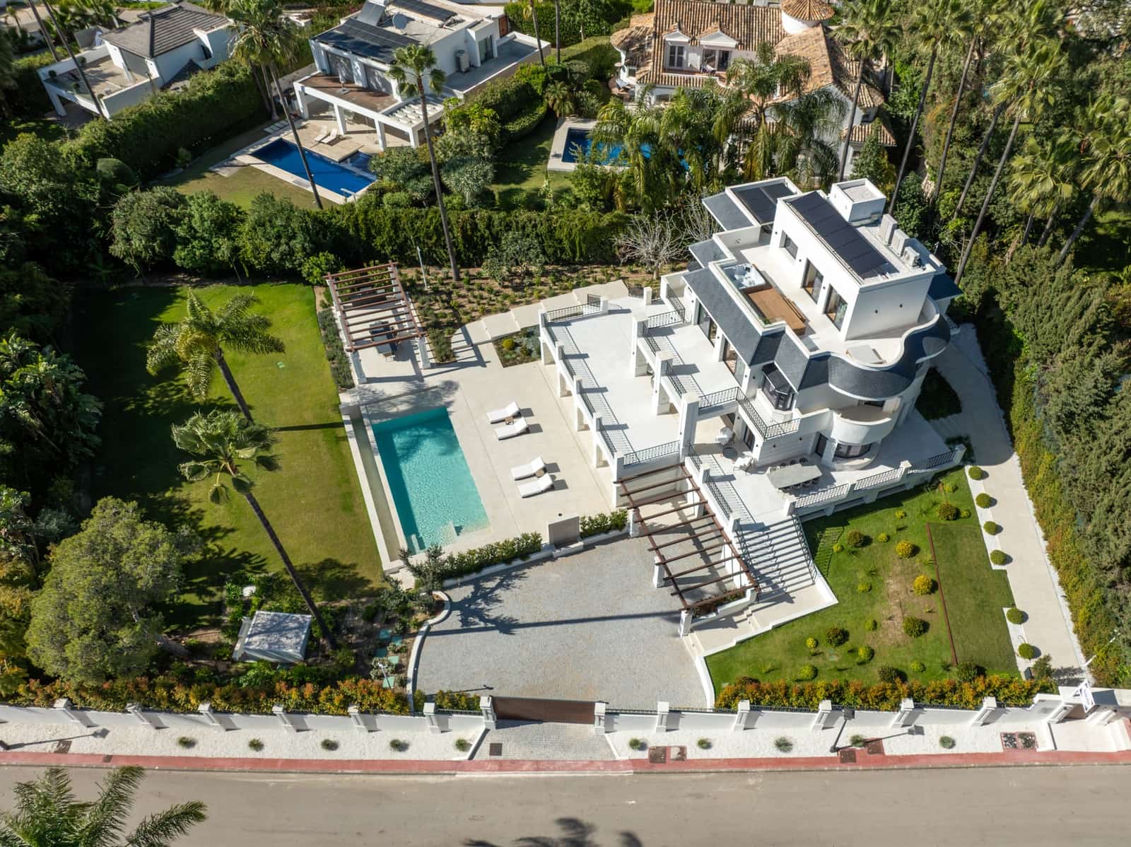 6 bedroom Villa for sale in Nueva Andalucia with pool garage - € 10,500,000 (Ref: 10035062)