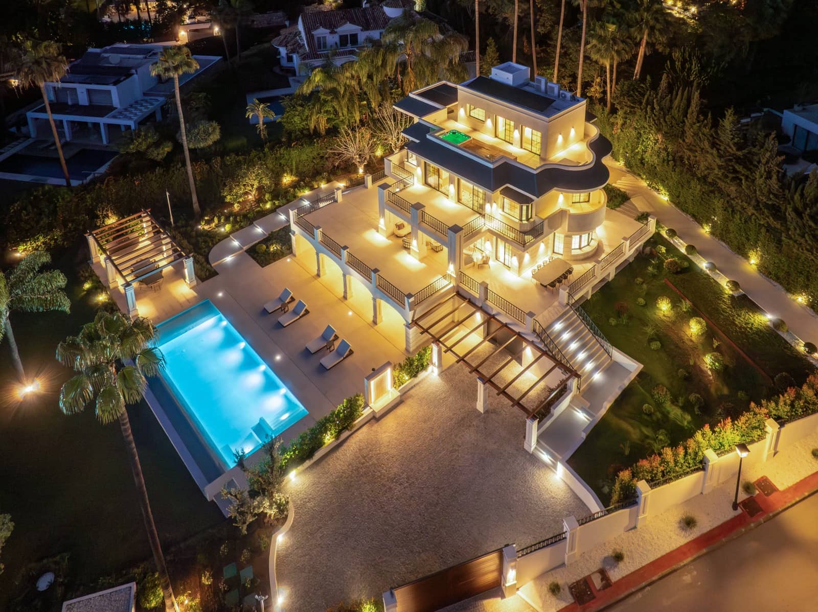 6 bedroom Villa for sale in Nueva Andalucia with pool garage - € 10,500,000 (Ref: 10035062)