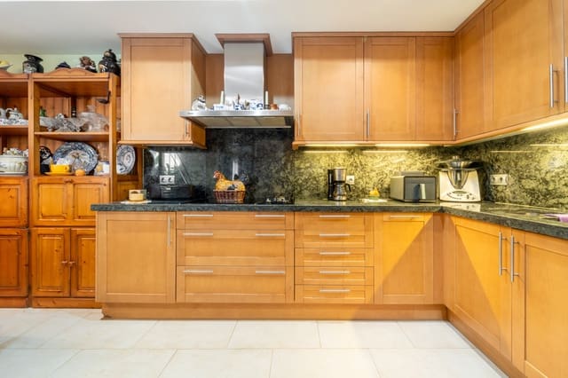 6 bedroom Villa for sale in Marbella with pool garage - € 1,595,000 (Ref: 10040739)