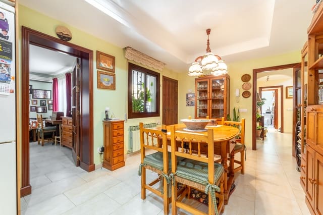 6 bedroom Villa for sale in Marbella with pool garage - € 1,595,000 (Ref: 10040739)
