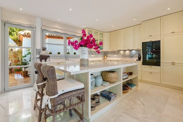 4 slaapkamer Villa te koop in Marbella met zwembad garage - € 3.995.000 (Ref: 10042684)