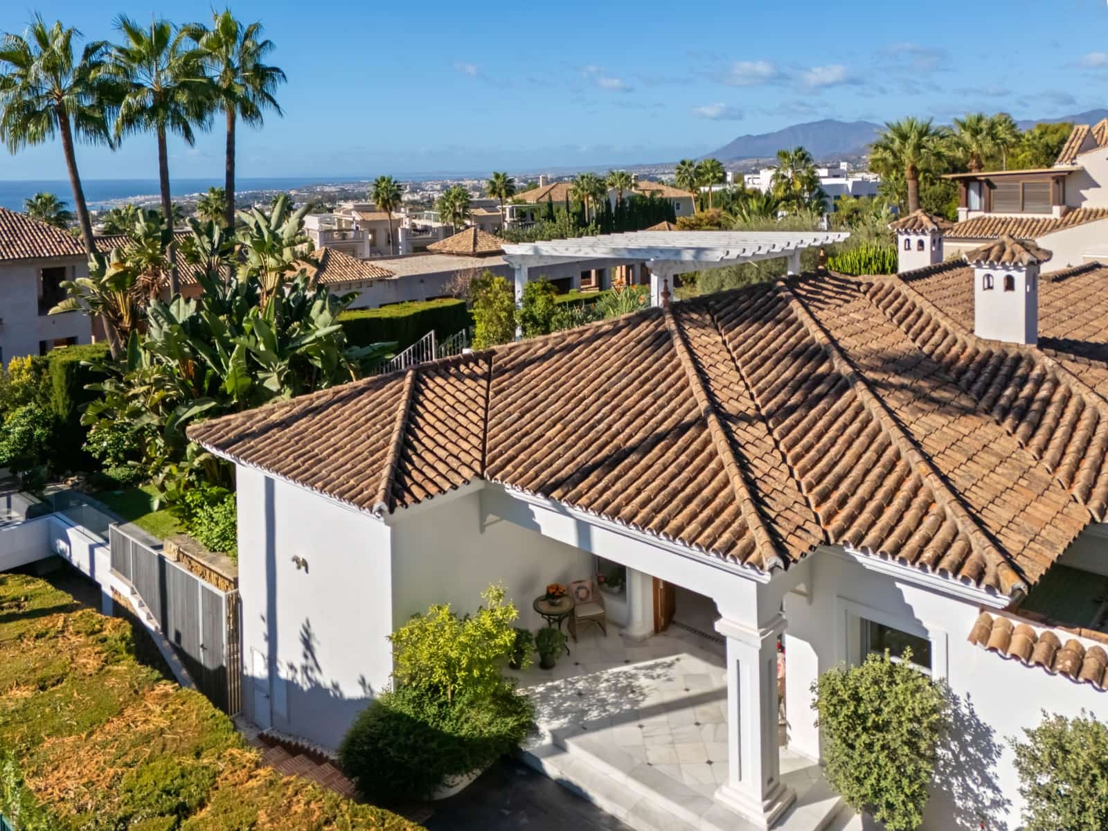 4 bedroom Villa for sale in Marbella with pool garage - € 3,995,000 (Ref: 10042684)
