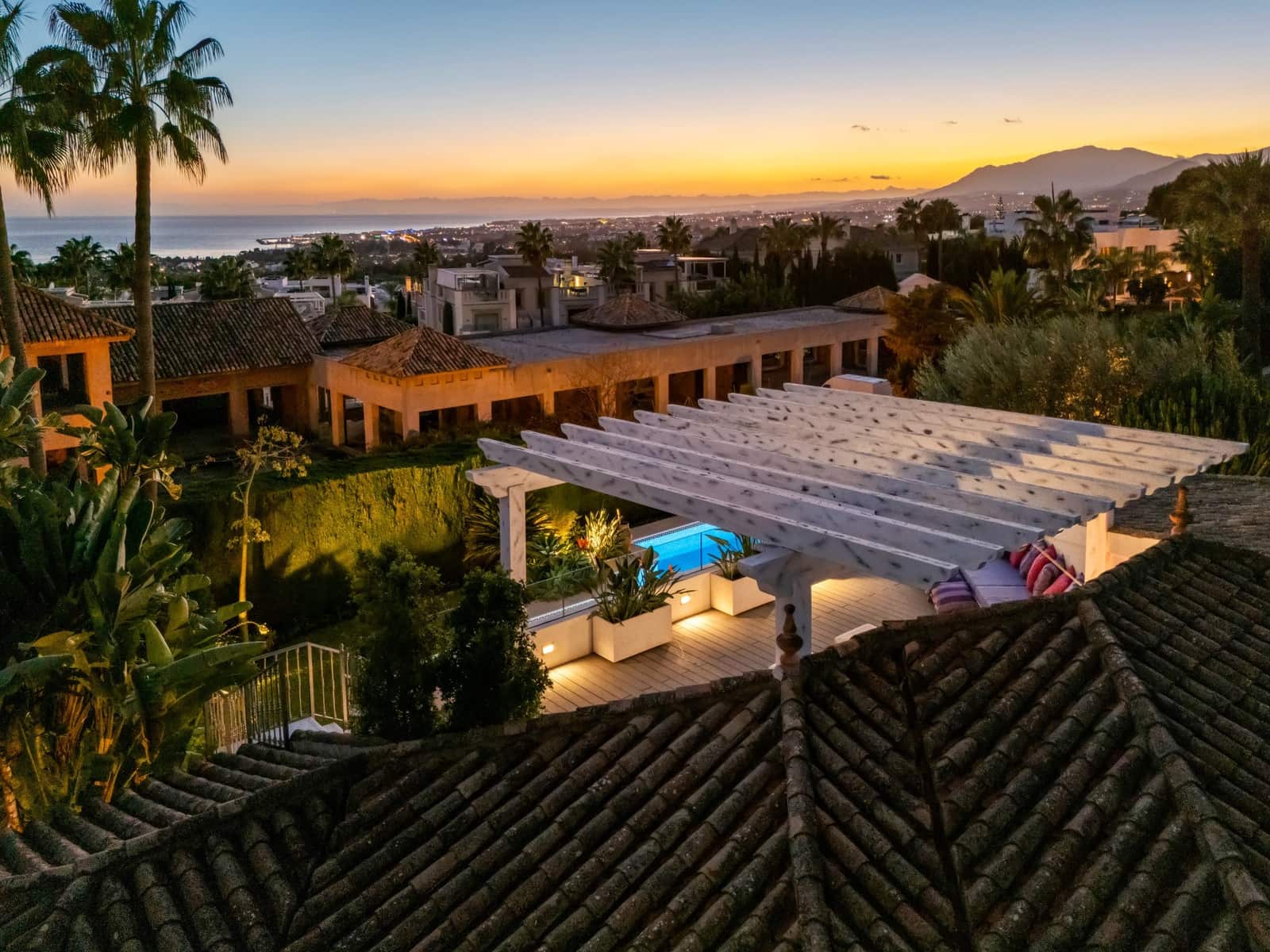 4 bedroom Villa for sale in Marbella with pool garage - € 3,995,000 (Ref: 10042684)