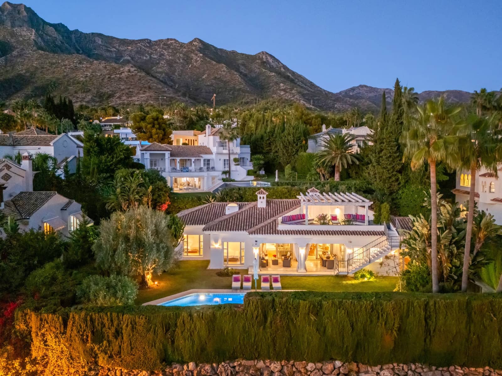 4 bedroom Villa for sale in Marbella with pool garage - € 3,995,000 (Ref: 10042684)