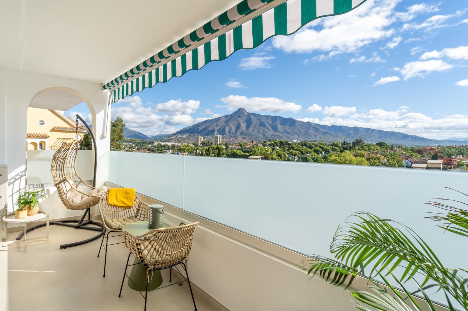 3 sypialnia Apartament na sprzedaż w Marbella z basenem garażem - 825 000 € (Ref: 10042686)