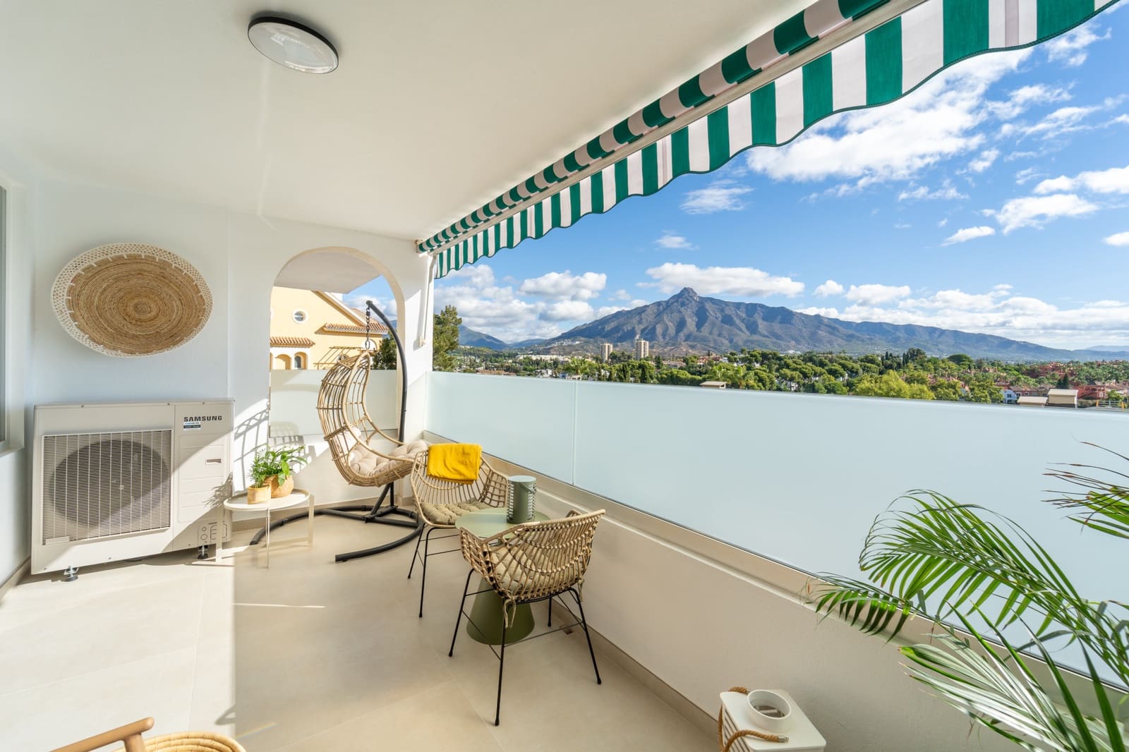 3 sypialnia Apartament na sprzedaż w Marbella z basenem garażem - 825 000 € (Ref: 10042686)