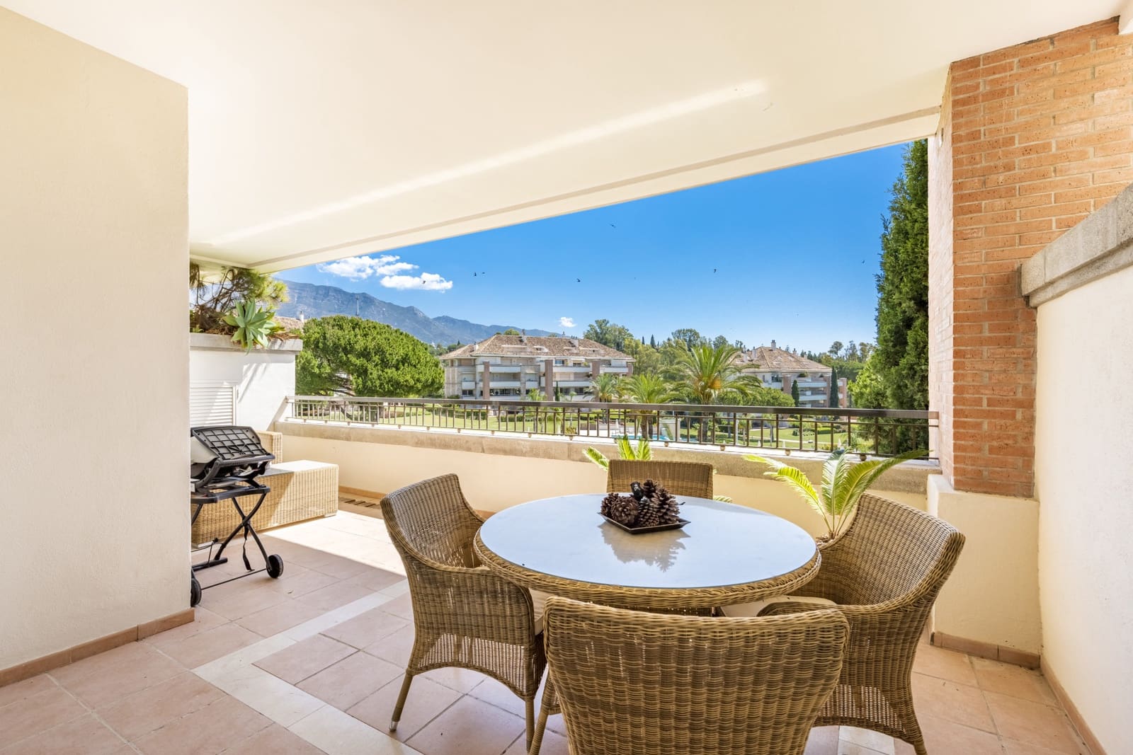 Apartamento de 2 habitaciones en Marbella en alquiler con piscina garaje - 4.500 € (Ref: 10061000)