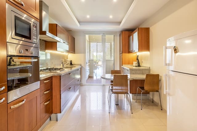 Apartamento de 2 habitaciones en Marbella en alquiler con piscina garaje - 4.500 € (Ref: 10061000)