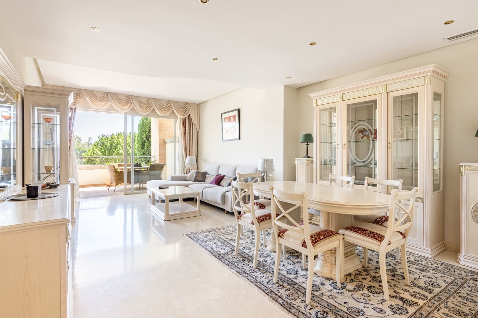 Apartamento de 2 habitaciones en Marbella en alquiler con piscina garaje - 4.500 € (Ref: 10061000)